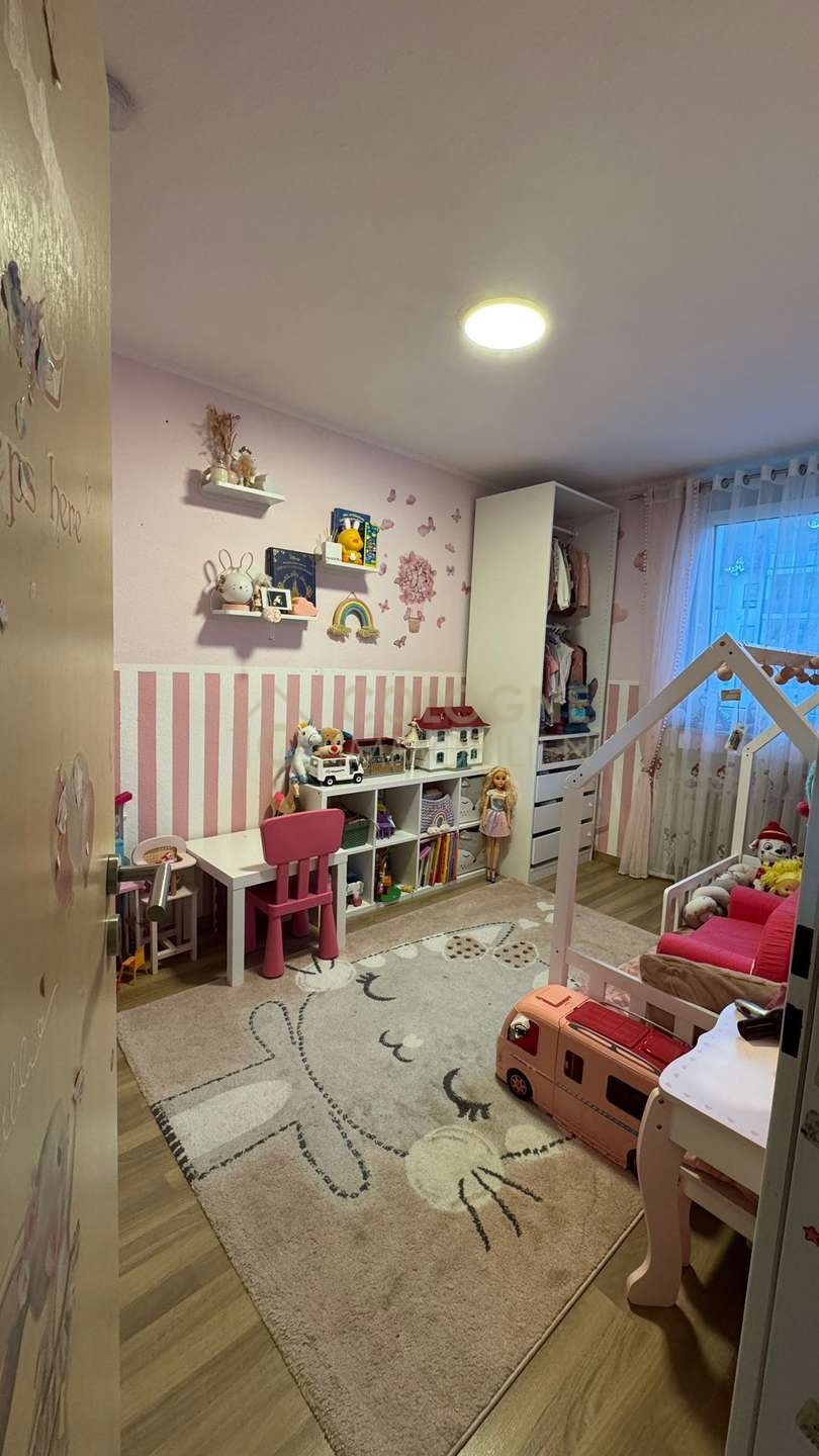 Gemütliches Kinderzimmer mit großem Fenster